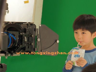 中国童星站主推儿童演员参加《伊利牛奶广告》的拍摄 