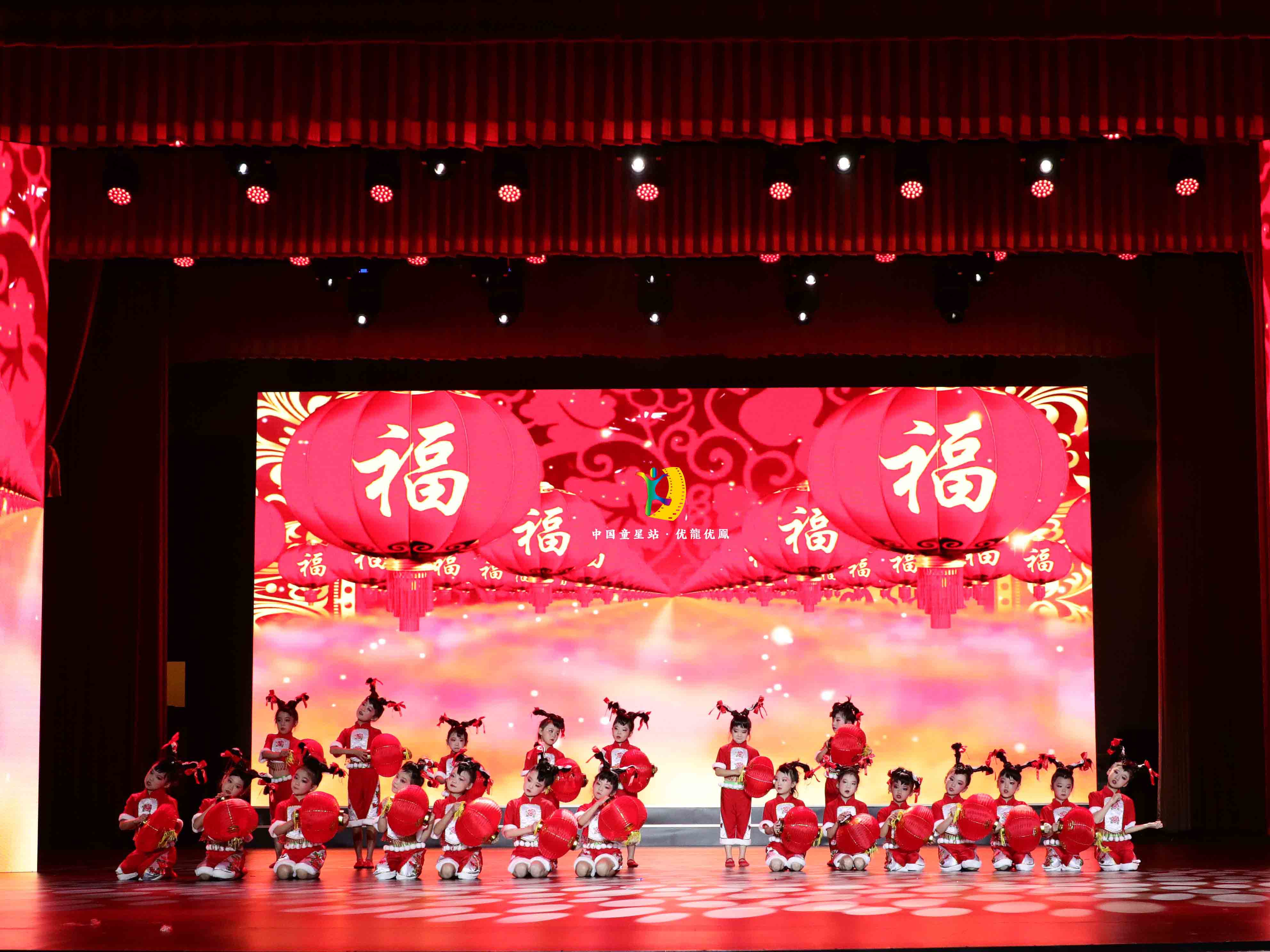 郑州代表团在人民大会堂舞台上表演的舞蹈《过大年》下面是部分花絮