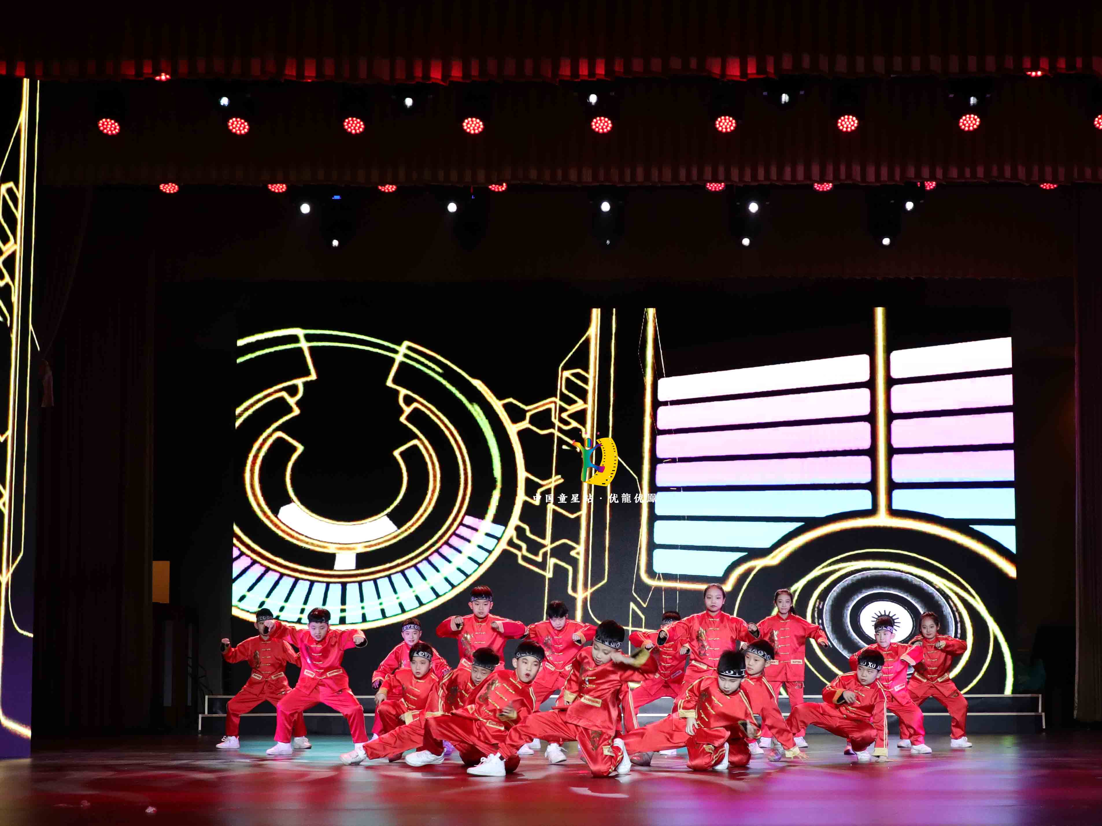 包头代表团在人民大会堂舞台上表演的舞蹈《华舞梦》下面是部分花絮