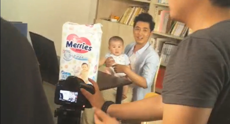 中国童星站主推儿童演员参加《花王纸尿裤广告》的拍摄 