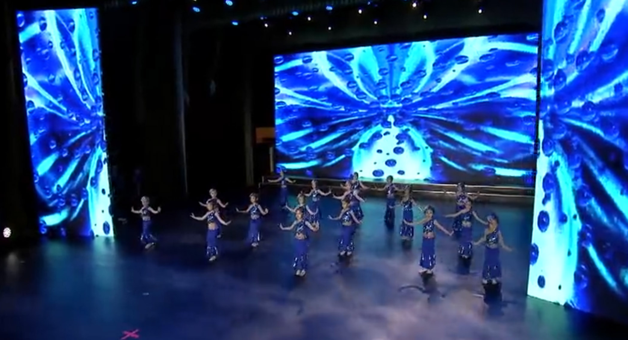 在人民大会堂表演的舞蹈节目《傣家小妹走过来》下面是精彩展示